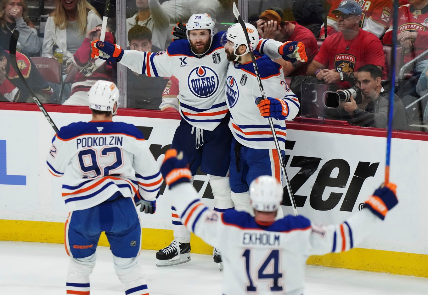 Edmonton firar efter att ha vunnit på övertid. Foto: Nathan Denette/AP/TT