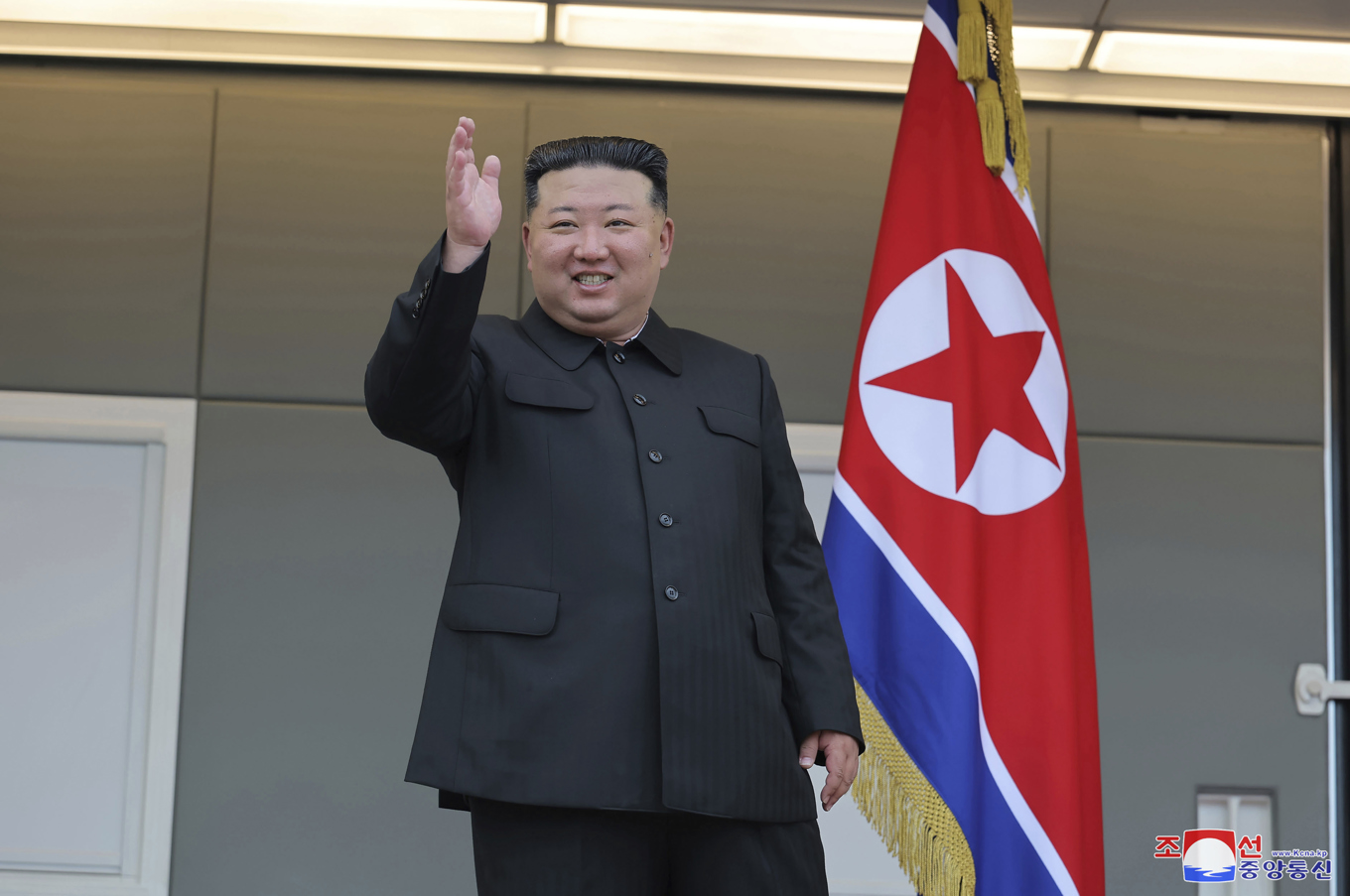 Diktatorn Kim Jong-Un följde sjösättningsceremonin personligen. Arkivbild. Foto: KCNA/Korea News Service via AP/TT