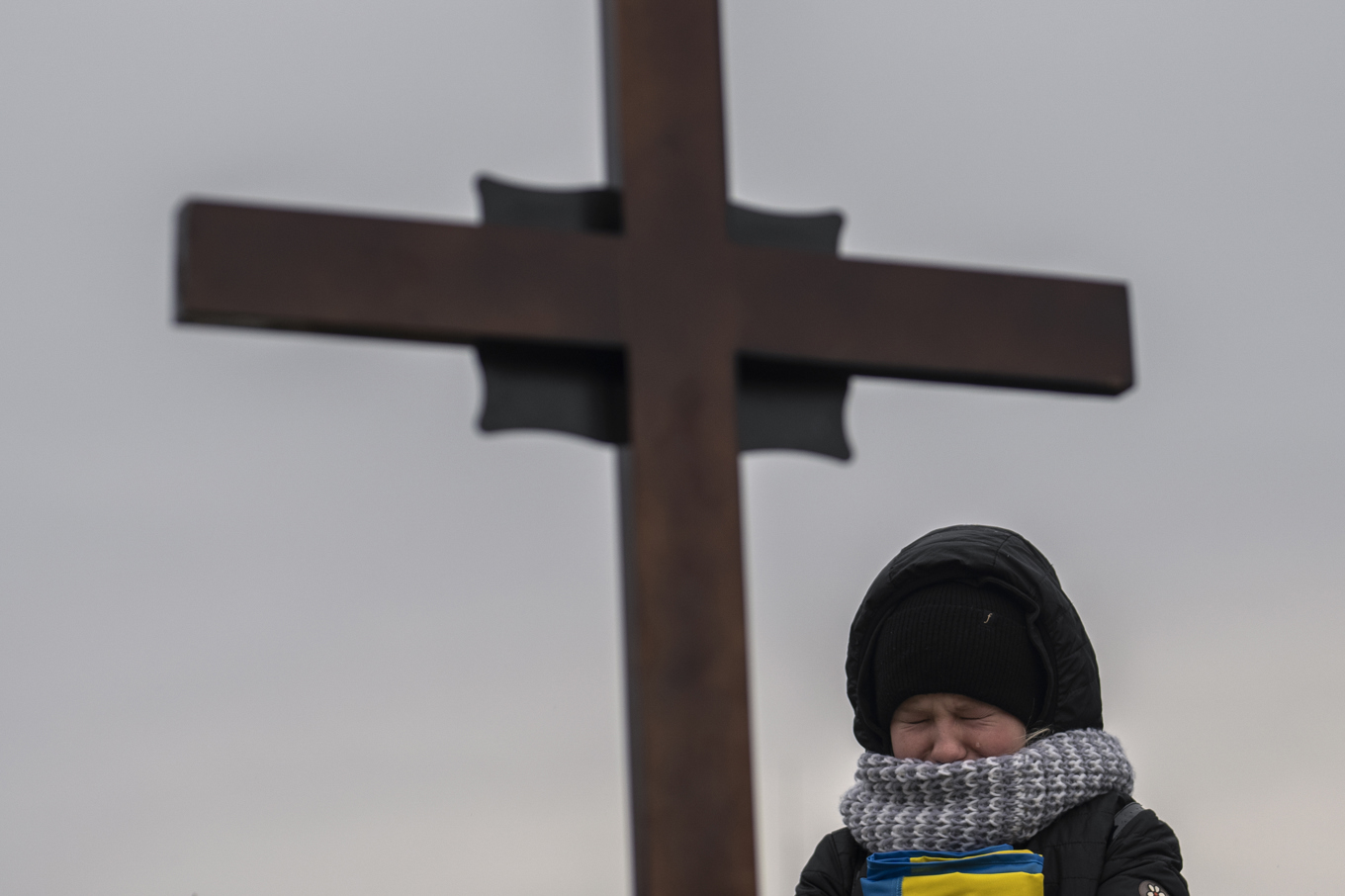 Ukrainakriget är oerhört blodigt på båda sidor. Här besöker en ukrainsk flicka sin fars grav i Lviv. Bild från 2023. Foto: Petros Giannakouris/AP/TT
