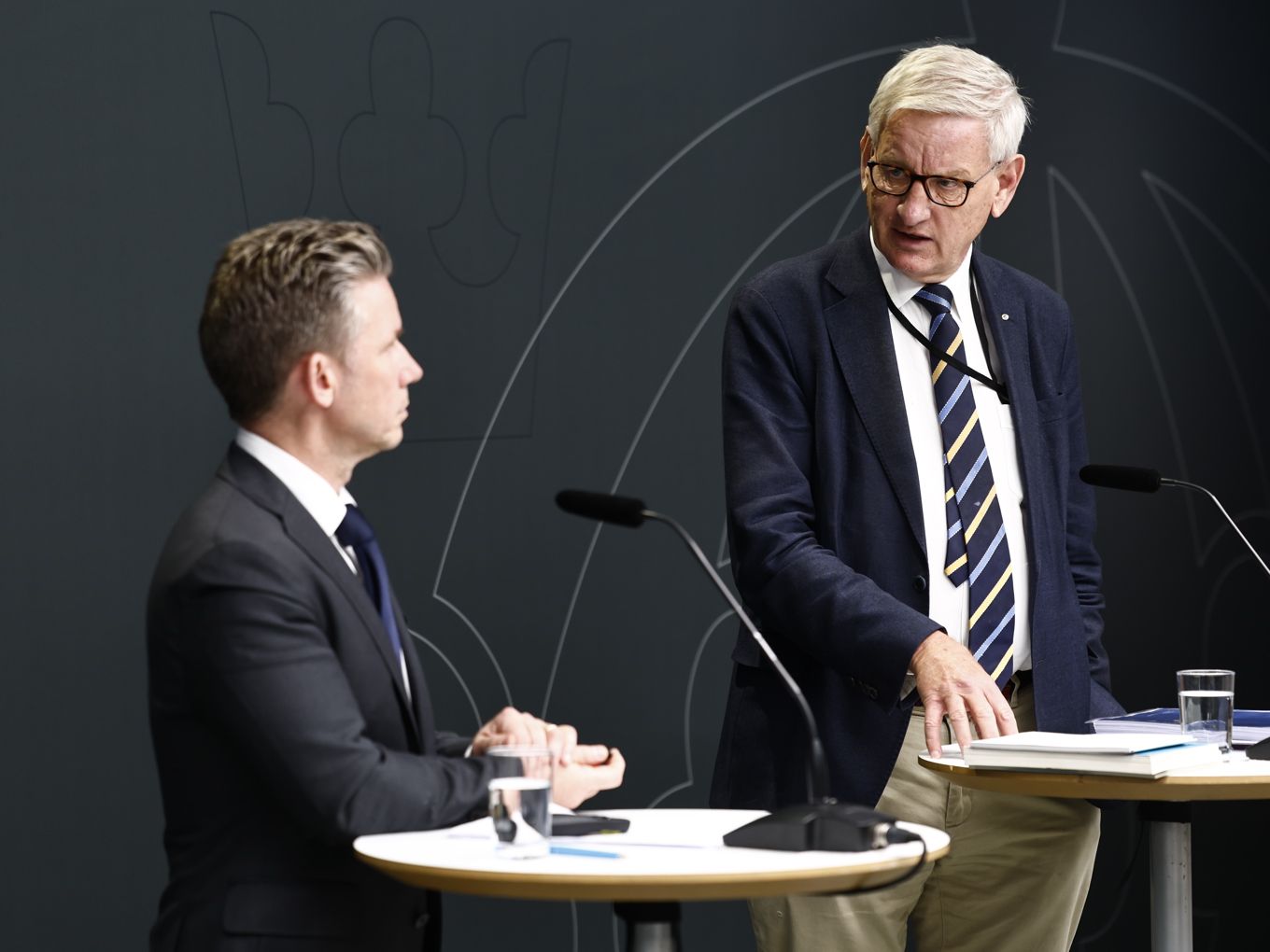 Försvarsminister Pål Jonson och särskilda utredaren Carl Bildt under pressträff i samband med överlämnandet av underrättelseutredningen. Foto: Stefan Jerrevång/TT
