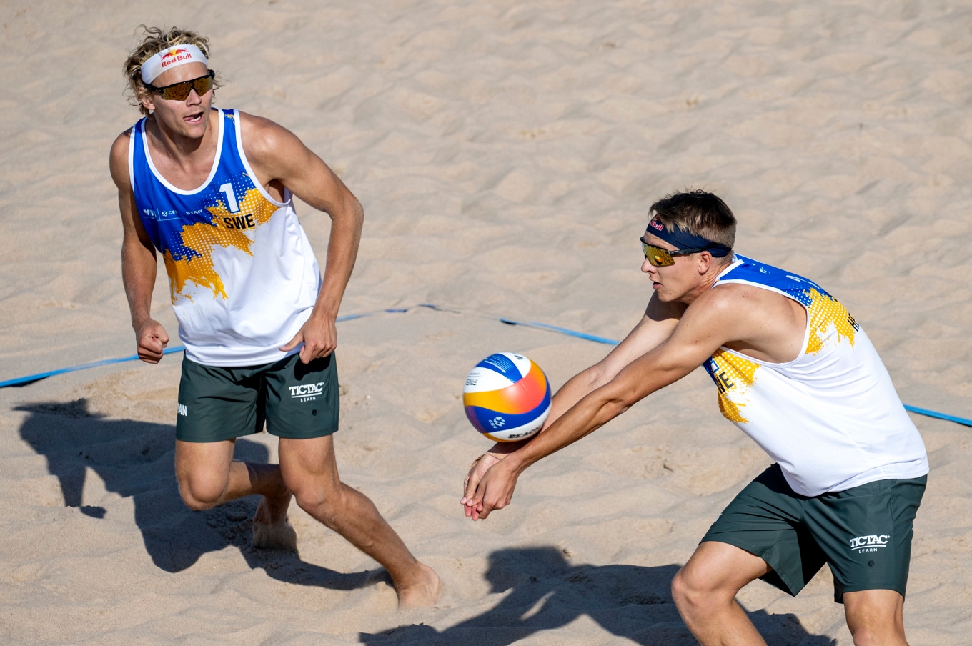 David Åhman (t v) och Jonatan Hellvig besegrade det österrikiska paret Petutschnig/Trummer 2-0 (21-16, 21-11) i set i lördagens kvartsfinal i Beach Pro Tour på Ribban i Malmö. Foto: Johan Nilsson/TT