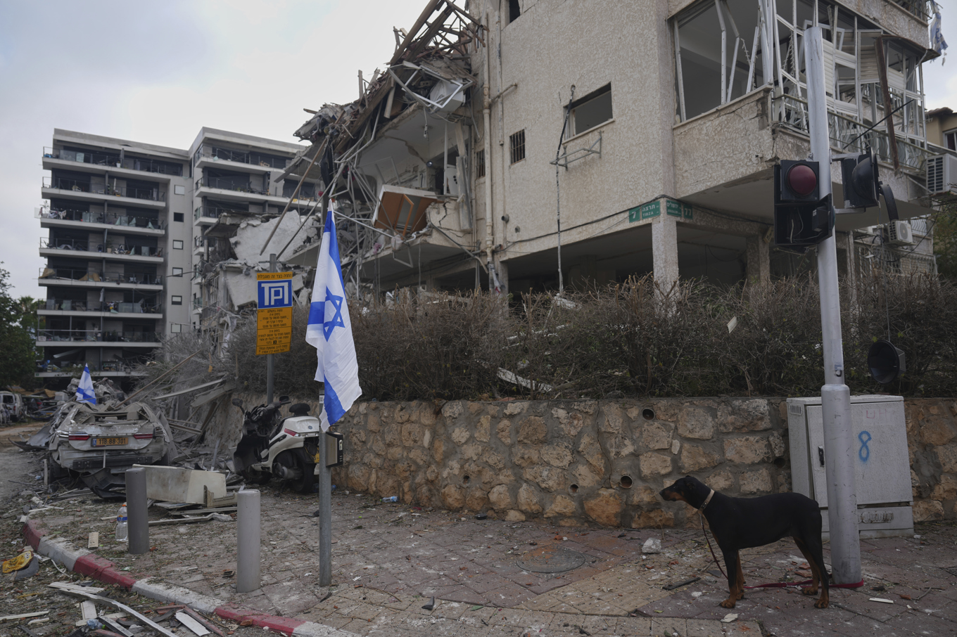 Ett förstört bostadshus i Ramat Gan, nära Tel Aviv, som träffats av en iransk robot. Foto: Ariel Schalit/AP/TT