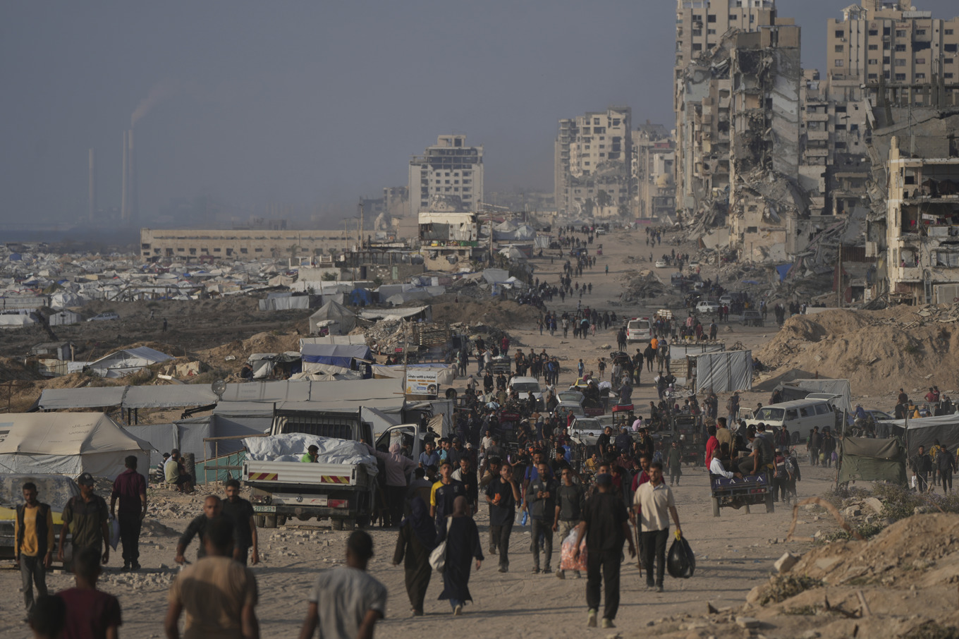 Palestinier på flykt i Gaza stad i måndags. Foto: Jehad Alshrafi/AP/TT