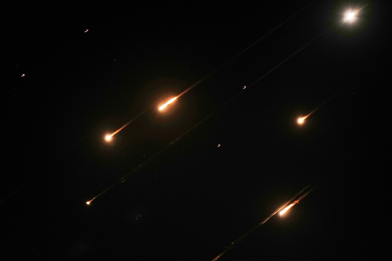 Iranska robotar på väg mot Israel syns från Ramallah på Västbanken. Foto: Majdi Mohammed/AP/TT