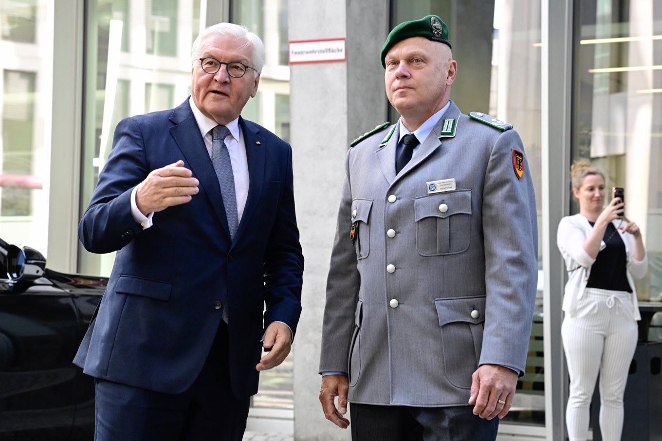 Tysklands president Frank-Walter Steinmeier och Michael Krause, som leder det tyska kansliet för militära veteraner, inför veterandagen. Arkivbild. Foto: John MacDougall/Pool via AP/TT