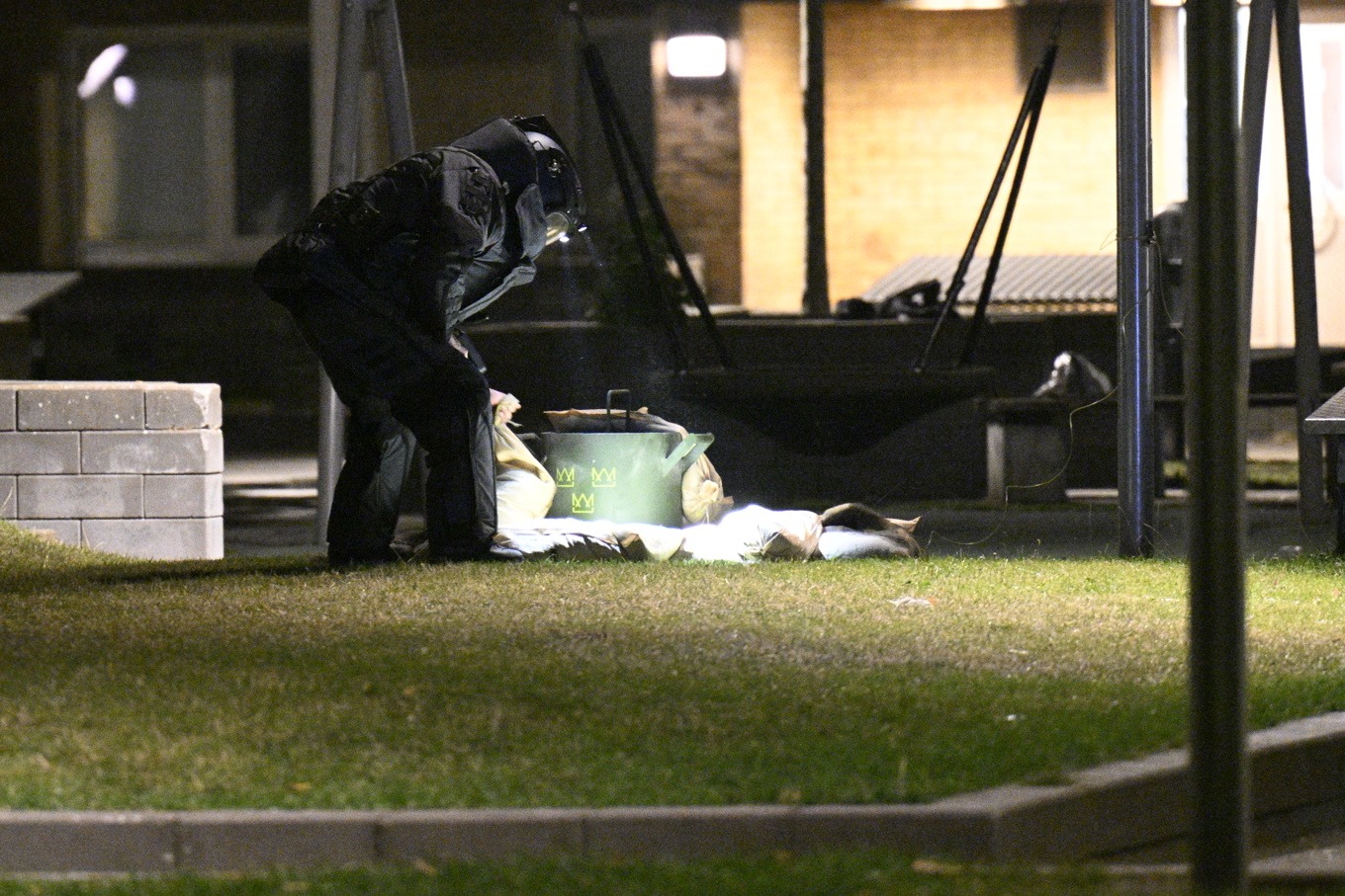 Polisens bombtekniker under en kontrollerad sprängning efter att handgranater hittats i Malmö förra året. Foto: Johan Nilsson/TT