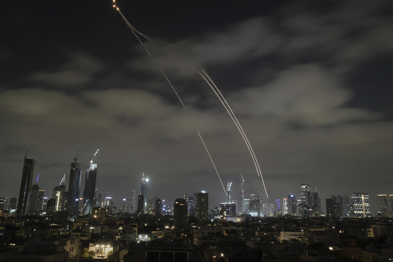 Israels luftförsvar försöker skjuta ner iranska robotar över Tel Aviv under söndagen. Foto: Leo Correa/AP/TT