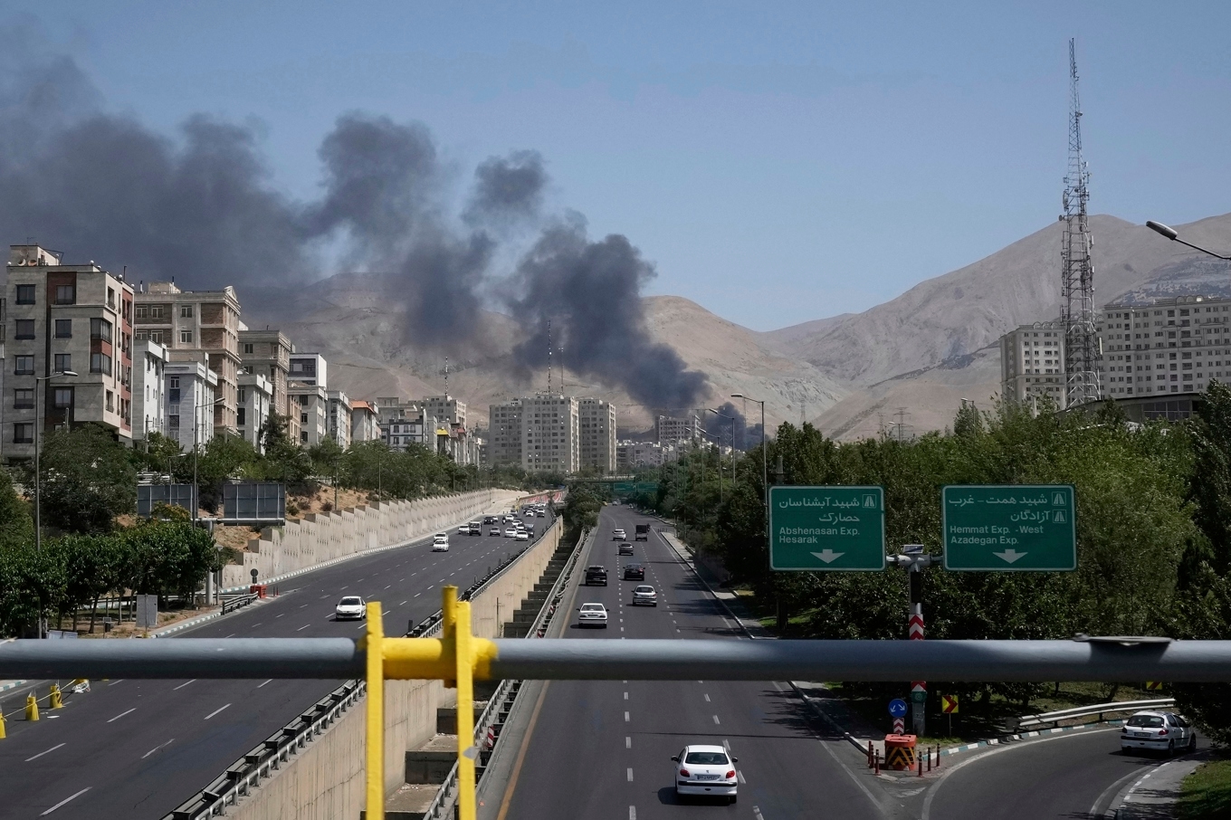 Rök stiger från en oljeanläggning i Irans huvudstad på måndagen efter vad som tros vara en israelisk attack. Foto: Vahid Salemi/AP/TT