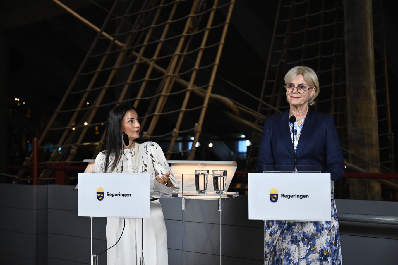 Kulturminister Parisa Liljestrand (M) och utredaren Karin Forseke under en pressträff på Vasamuseet i Stockholm. Foto: Christine Olsson/TT