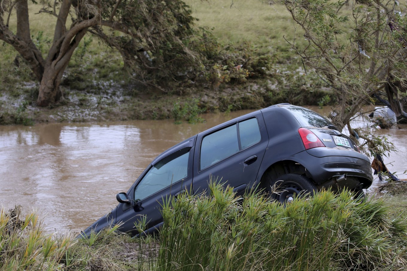 En övergiven bil i översvämningarna i Mthatha i Sydafrika. Foto: Hoseya Jubase/AP/TT