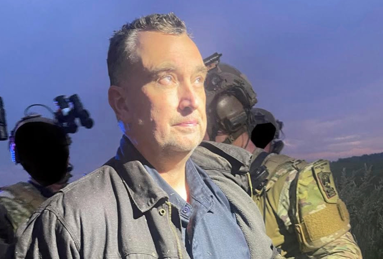 Vance Boelter, som anklagas för att ha skjutit ihjäl demokraten Melissa Hortman, på en bild tagen i samband med gripandet. Foto: Ramsey County Sheriff's Office via AP/TT