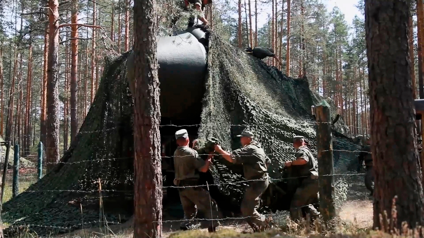 Ryska soldater sätter kamouflage på en avfyrningsramp för interkontinentala ballistiska robotar, vid en militärövning i Ryssland sommaren 2024. Foto: Rysslands försvarsdepartement via AP/TT