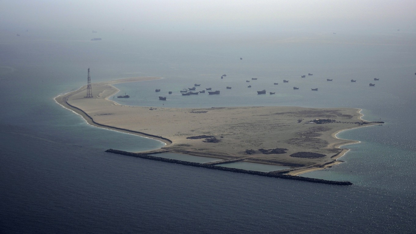 Arkivbild på fartyg för ankar utanför Dubai. De två oljetankrarna ska ha kolliderat strax utanför Förenade arabemiraten. Foto: Jon Gambrell/AP/TT