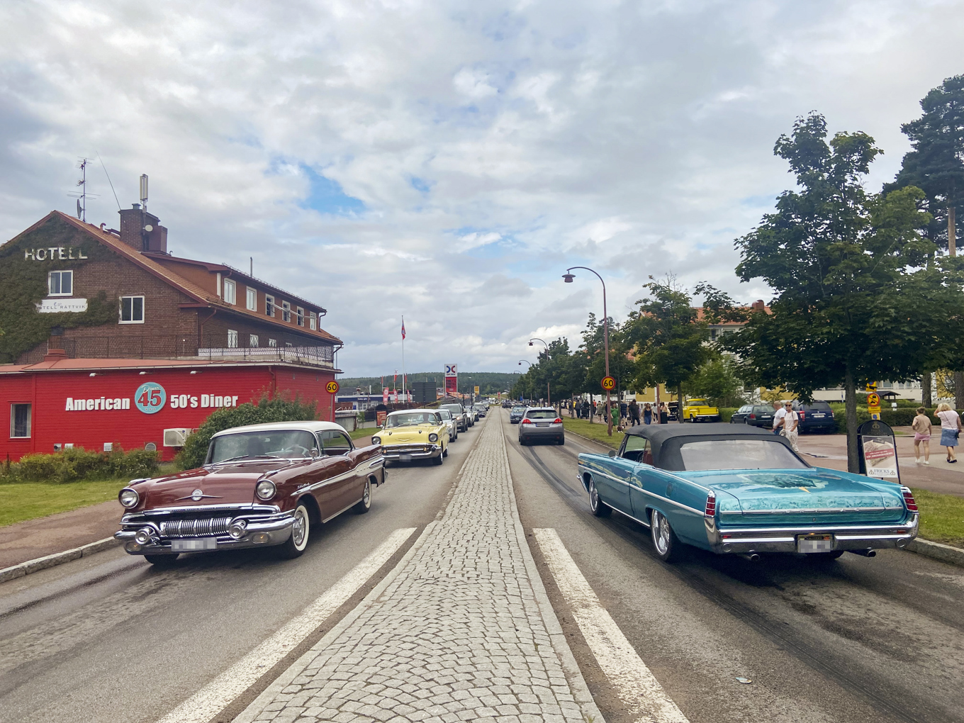 Veteran- och raggarbilar på färd genom Rättvik 2021. Foto: Lisa Abrahamsson/TT