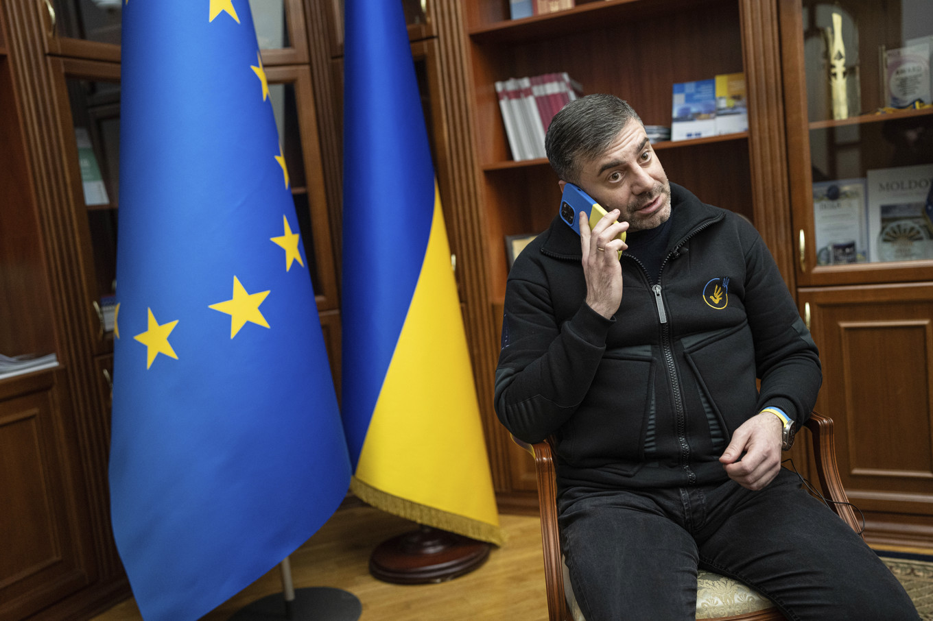 Ukrainska parlamentets människorättsombudsman Dmytro Lubinets talar i telefon i januari i fjol. Arkivfoto. Foto: Evgeniy Maloletka/AP/TT