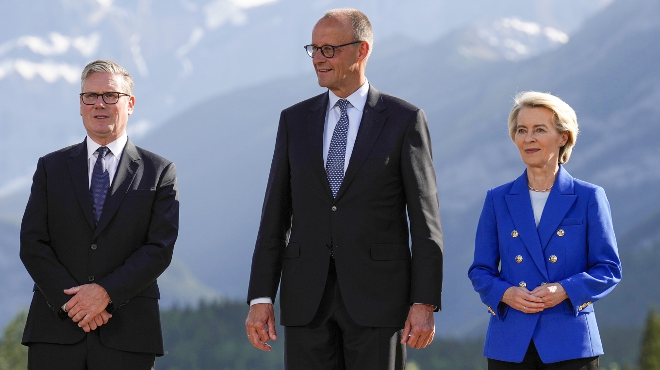 Tysklands förbundskansler Friedrich Merz på G7-mötet i Kanada, här tillsammans med Storbritanniens premiärminister Keir Starmer och EU-kommissionens ordförande Ursula von der Leyen. Foto: Mark Schiefelbein/AP