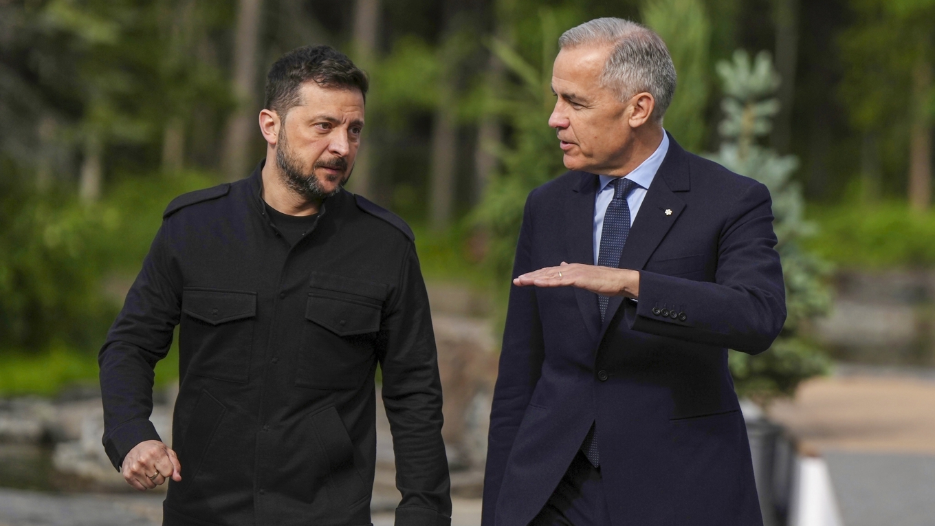 Kanadas ledare Mark Carney, till höger, med sin ukrainska motsvarighet Volodymyr Zelenskyj på G7-toppmötet. Foto: Darryl Dyck