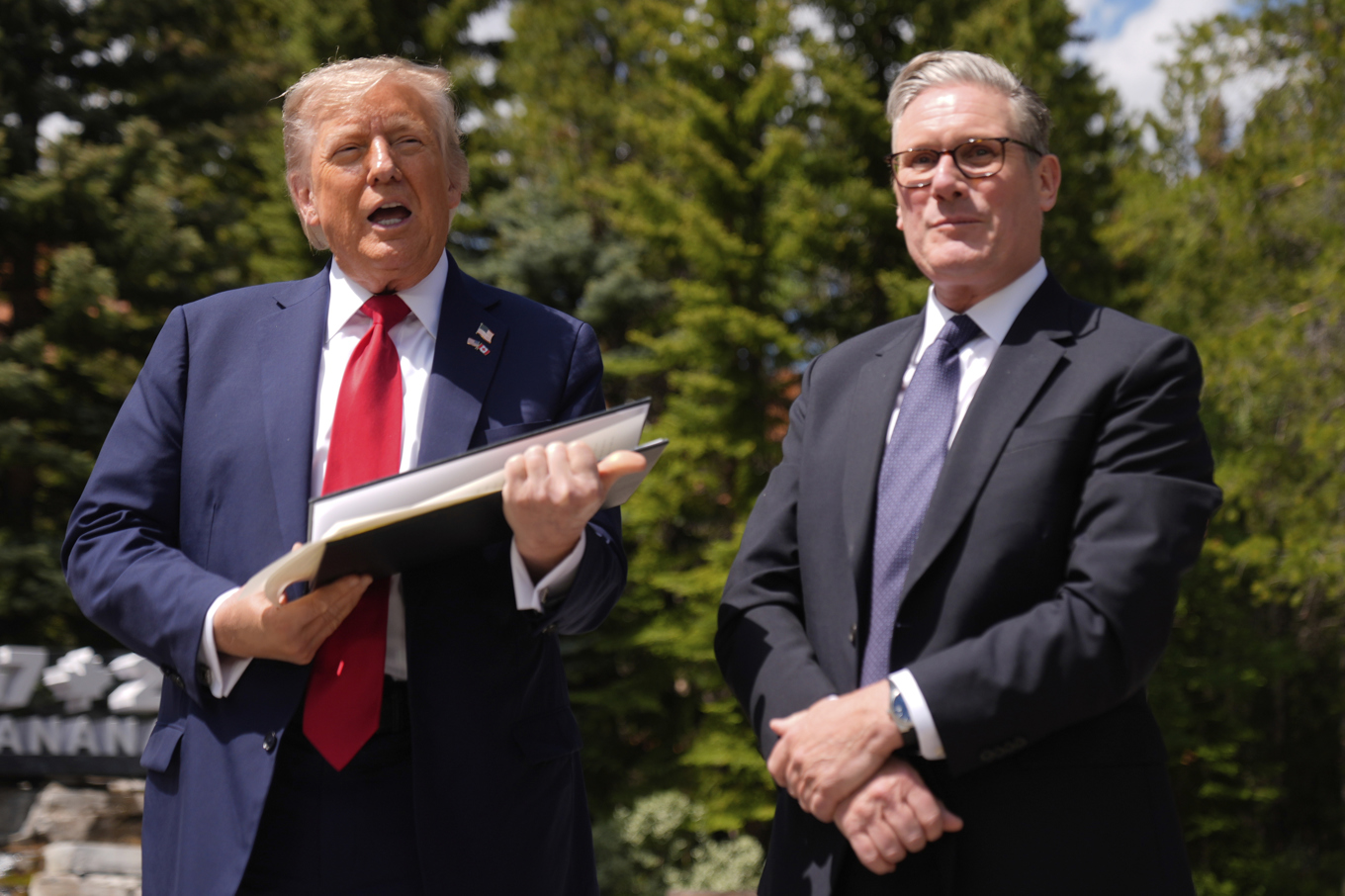 USA:s president Donald Trump och Storbritanniens premiärminister Keir Starmer vid G7-mötet i Kanada. Foto: Mark Schiefelbein/AP/TT
