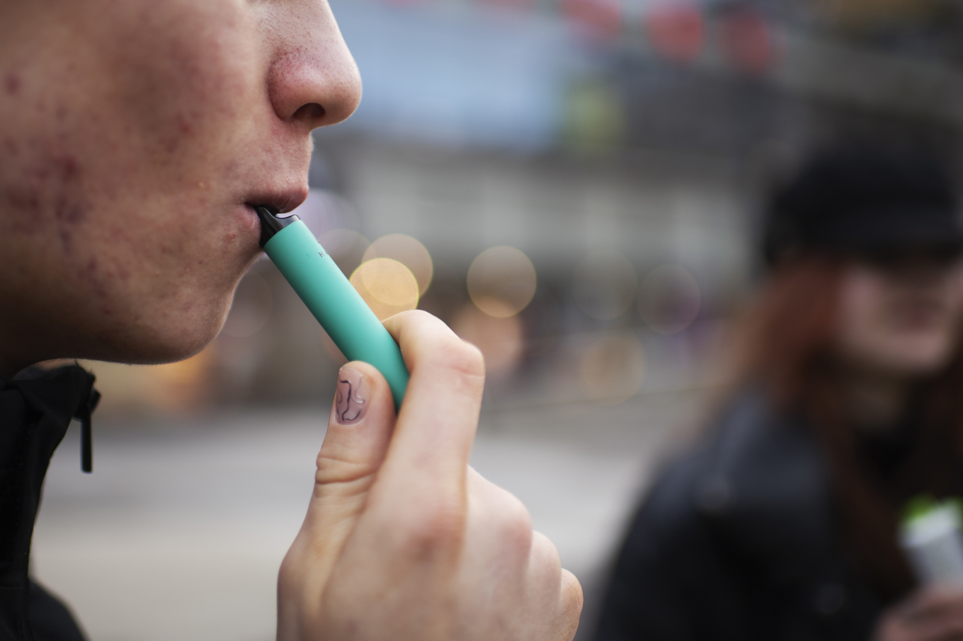 Att rekommendera e-cigaretter istället för rökning ger en falsk trygghet, enligt Fariborz Mobarrez, forskare vid Uppsala universitet. Arkivbild. Foto: Viktoria Bank/TT