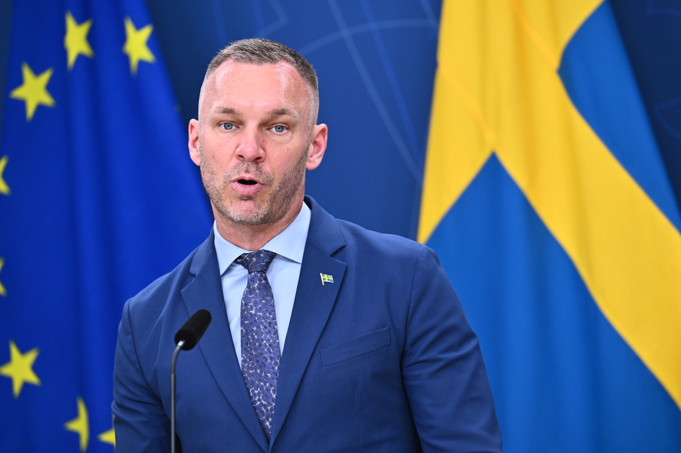 Civilminister Erik Slottner (KD) presenterar en ny utredning som handlar om AI, digitala tjänster och innovation. Foto: Claudio Bresciani/TT