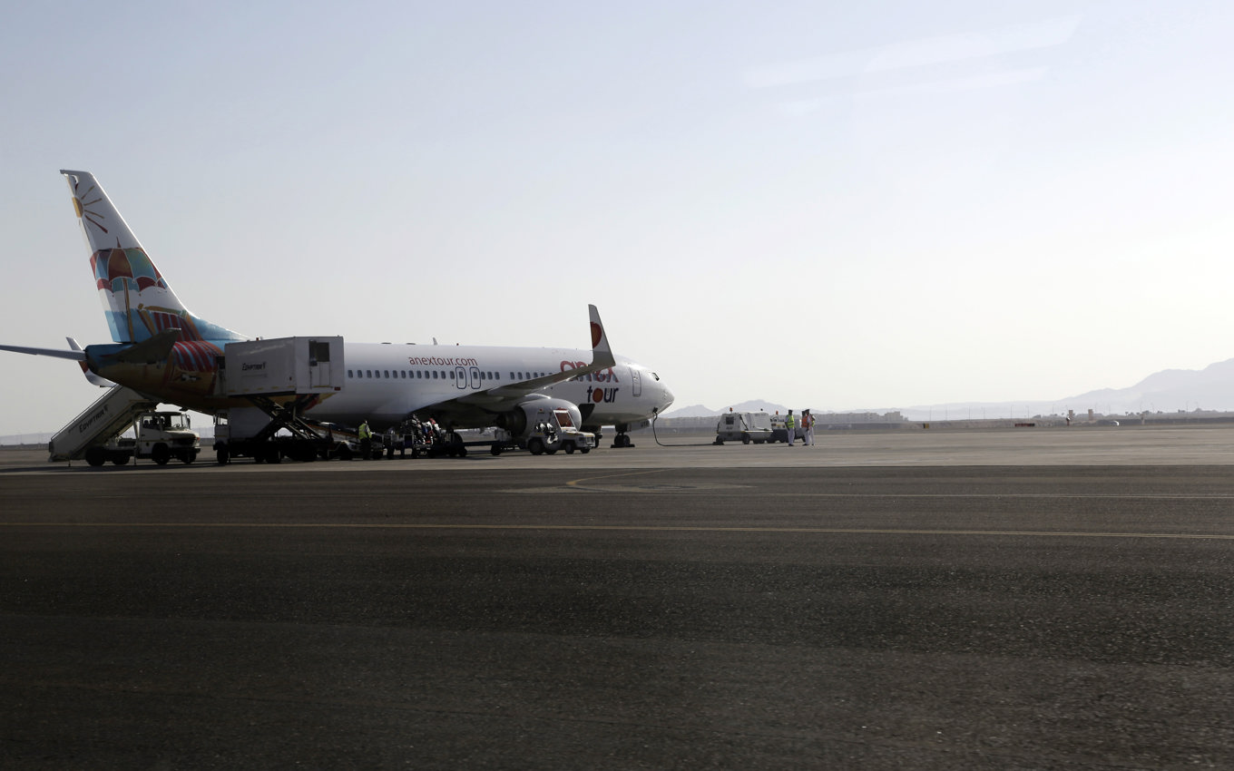 Ett parkerat plan på Sharm El-Sheikhs flygplats. Arkivbild. Foto: Thomas Hartwell/AP/TT