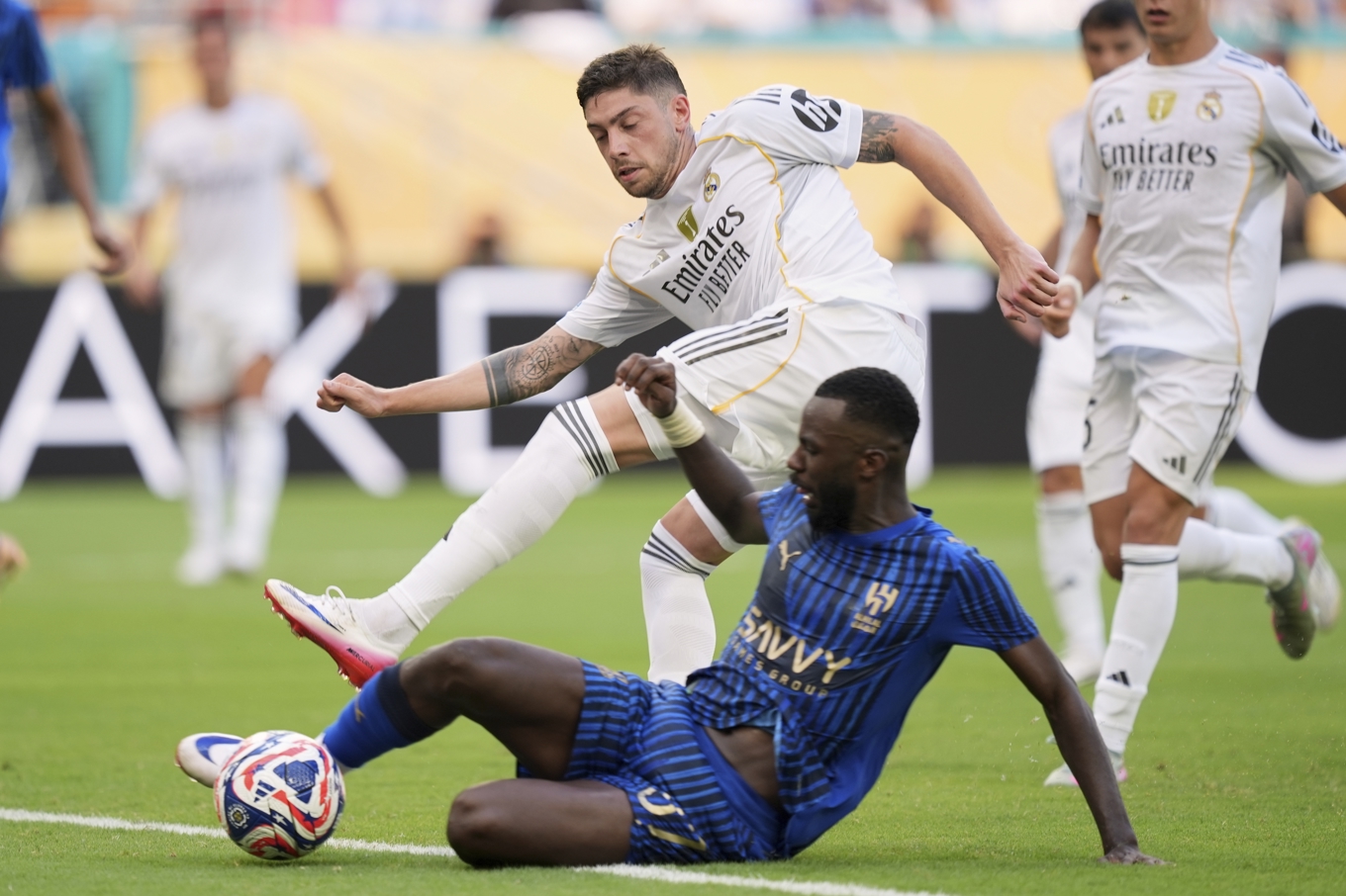 Real Madrids Federico Valverde och Al-Hilals Hassan Al-Tombakti. Foto: Rebecca Blackwell/AP/TT