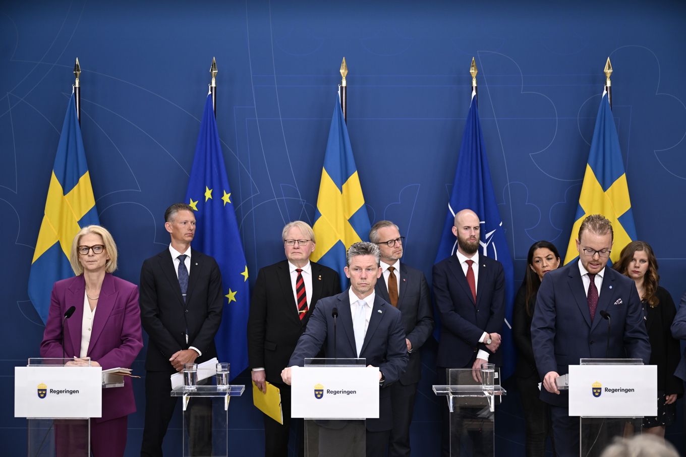 Samtliga åtta riksdagspartier är överens om försvarssatsningen. I främre raden på bilden syns försvarsminister Pål Jonson (M) mellan finansminister Elisabeth Svantesson (M) och Aron Emilsson (SD) vid torsdagens presentation. Foto: Pontus Lundahl/TT