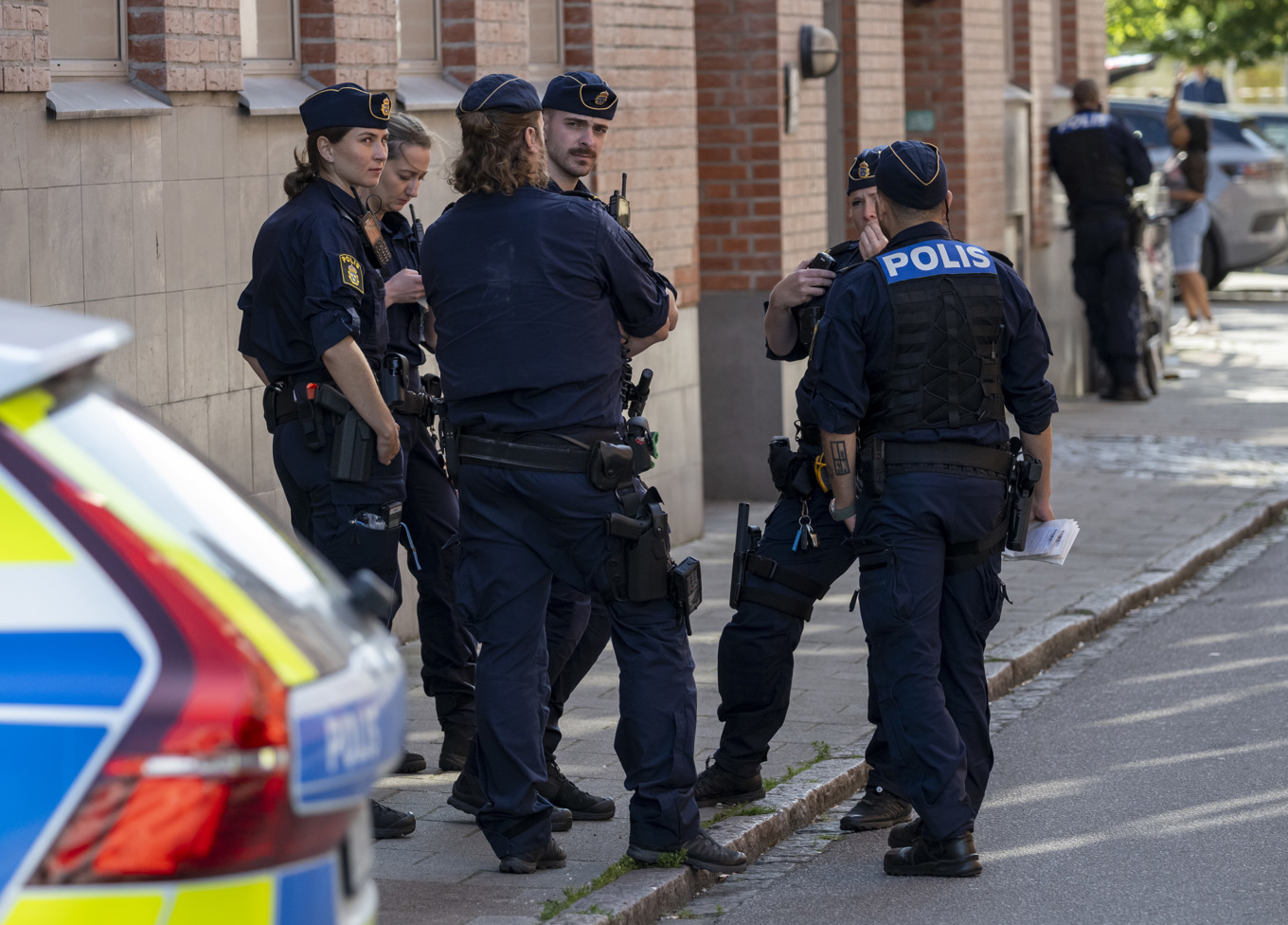 Polis på plats på Möllevången i centrala Malmö efter en grov misshandel på torsdagen. Foto: Johan Nilsson/TT