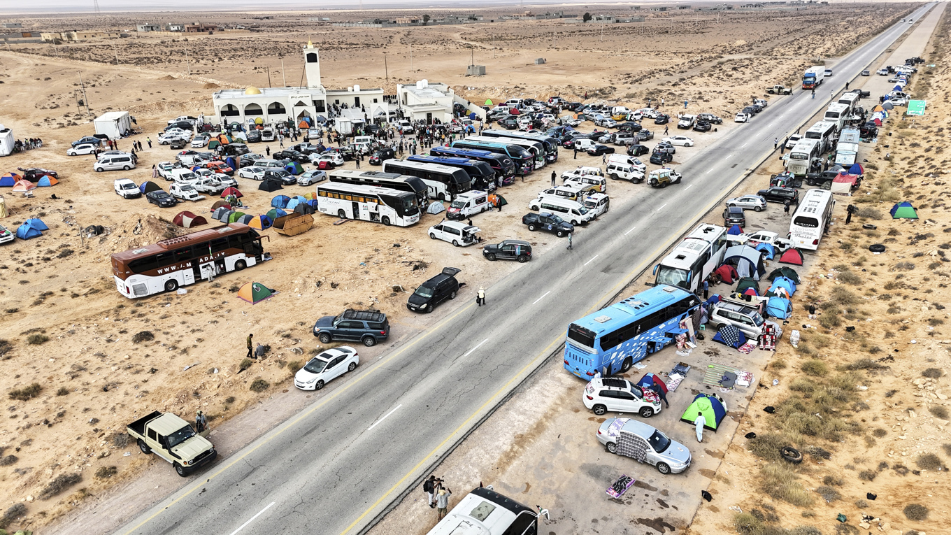 Den humanitära Gazakonvojen i Sirte, Libyen, sedan den stoppats av östlibyska myndigheter. Bild tagen i söndags. Foto: Yousef Murad/AP/TT