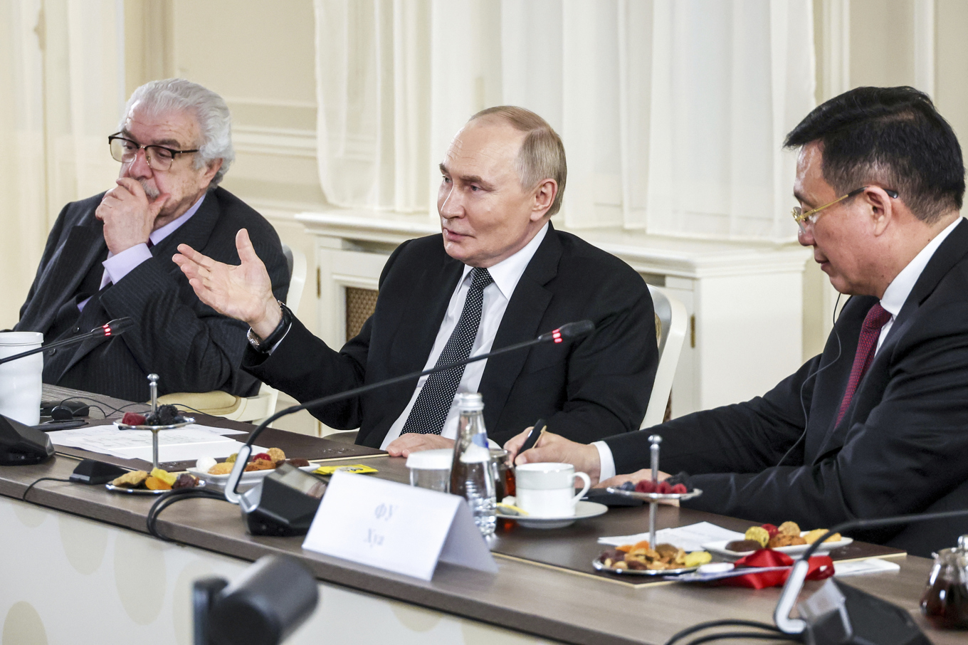 Vladimir Putin omgiven av mediechefer på pressträffen. Foto: Aleksandr Demyantjuk/Sputnik, pool via AP/TT
