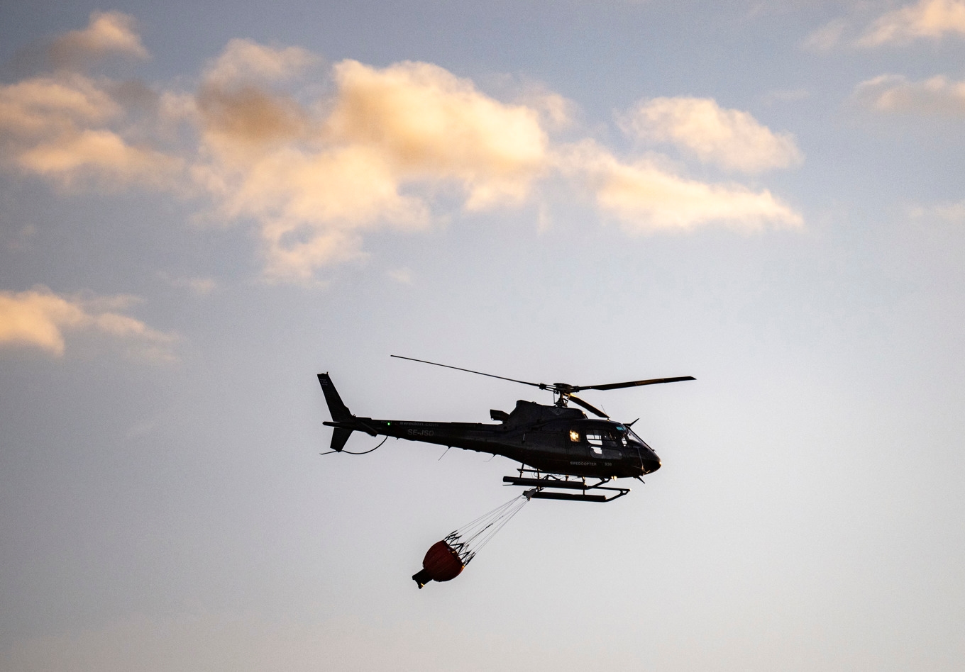 Räddningstjänsten använder bland annat helikopter för att få bukt på branden. Arkivbild. Foto: Johan Nilsson/TT