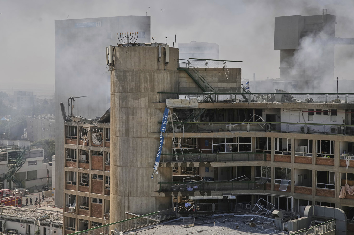Rök stiger från Soroka-sjukhuset i Be'er Sheva i Israel efter en det träffats av en iransk robot under torsdagen. Foto: Leo Correa/AP/TT