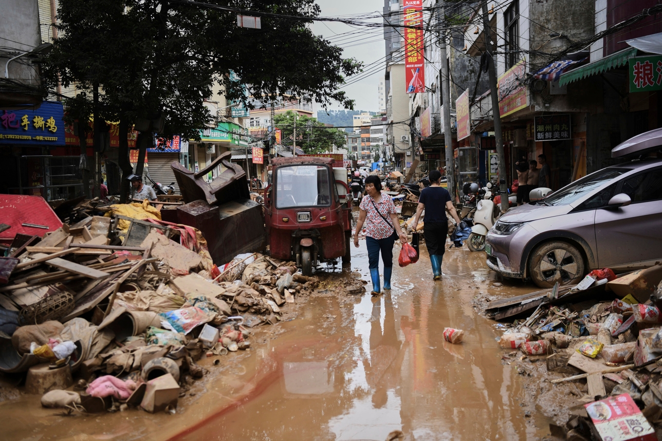 Det har varit skyfall i flera delar av Kina de senaste dagarna. Bilden är tagen från provinsen Guangdong i södra Kina i torsdags. Foto: Deng Hua/Nya Kina via AP/TT