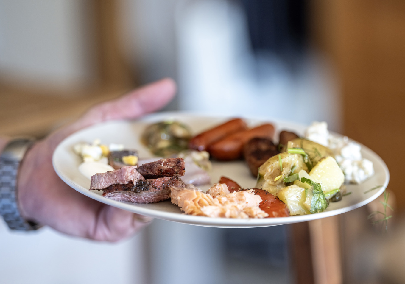 Ta det lugnt med maten och sitt inte alltför still. Det är tipsen för att spara hjärtat i midsommar. Arkivbild. Foto: Martina Holmberg / TT