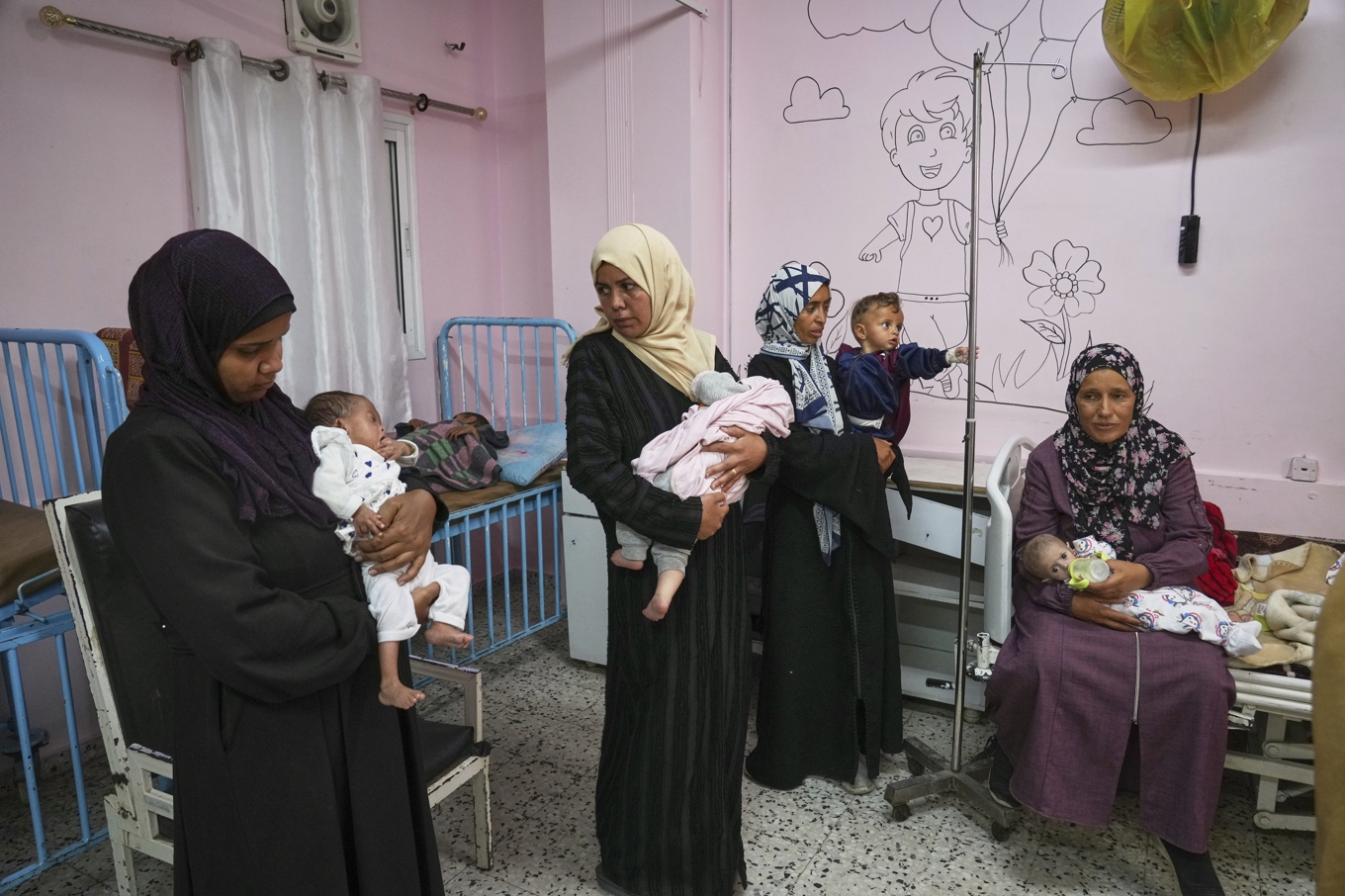 Mamor med sina barn på en klinik för undernärda i Khan Younis i Gaza. Bilden är tagen i maj. Foto: Abdel Kareem Hana/AP/TT