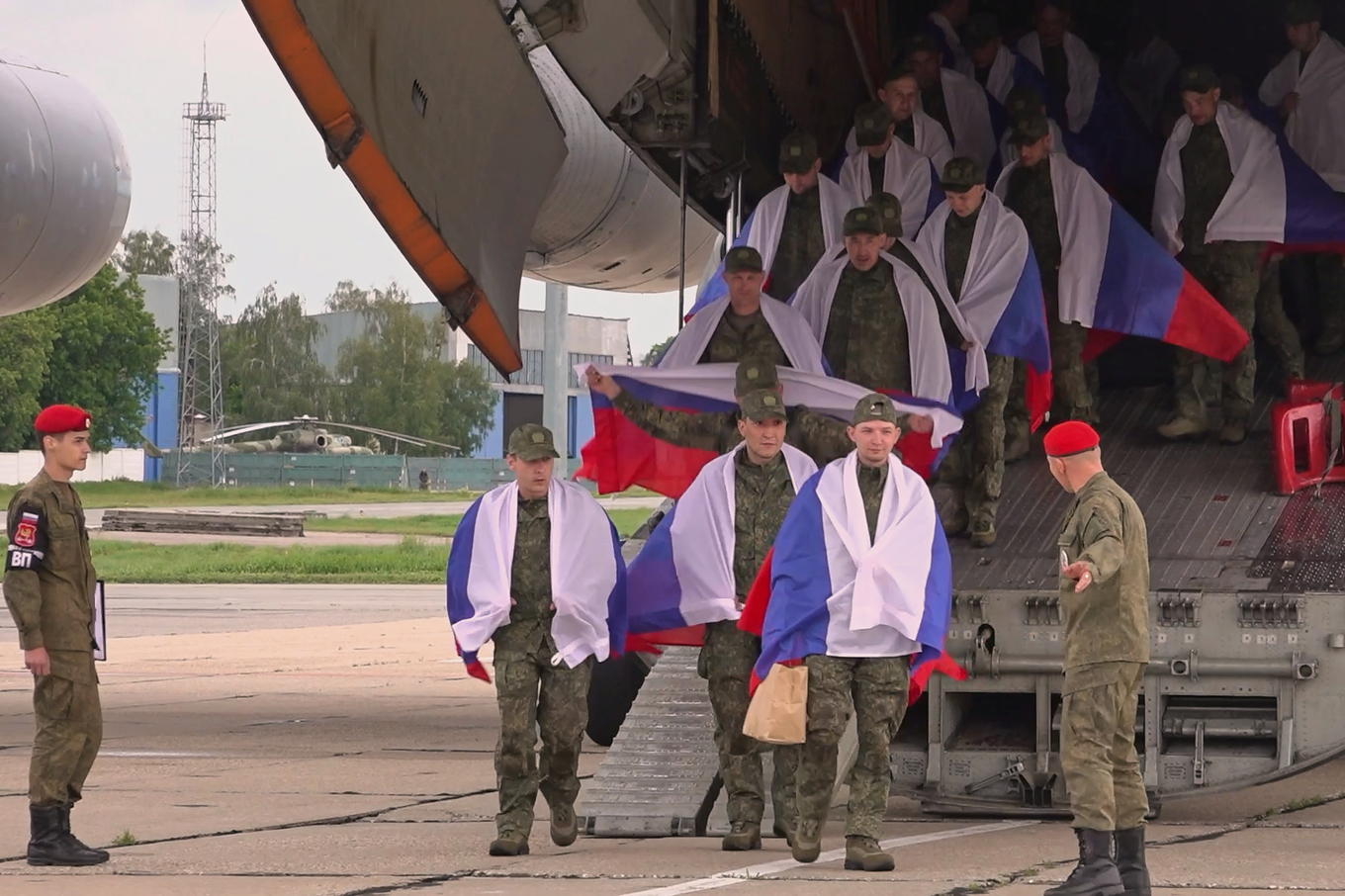 Ryska krigsfångar ankommer hem till Ryssland under den senaste fångutväxlingen. Bilden har distribuerats av den ryska militären. Foto: Ryska militären via AP/TT