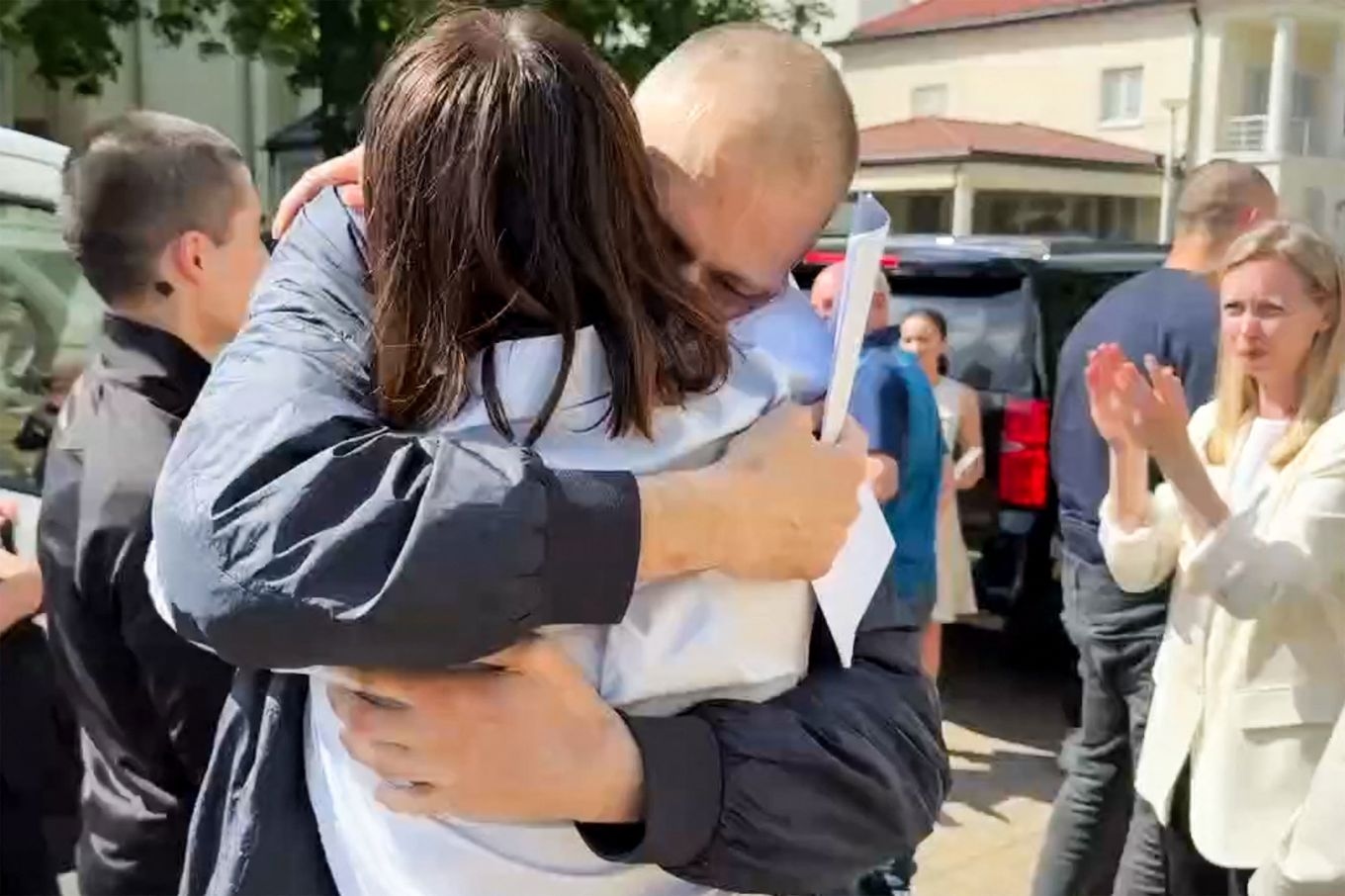 Den frigivne regimkritikern Sergej Tichanovskij har fått lämna Belarus och tas emot av sin fru Svetlana Tichanovskaja i Litauen. Hon leder oppositionsrörelsen i exil. Foto: Handout via AFP/TT