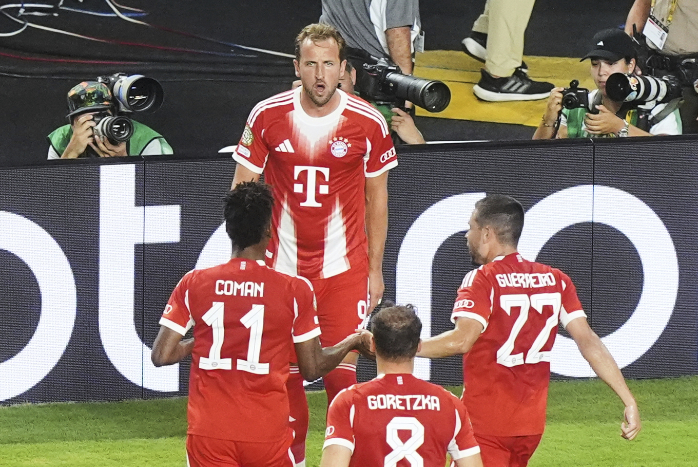 Harry Kane firar med sina lagkamrater efter sitt 1–0-mål mot Boca Juniors. Foto: Marta Lavandier/AP/TT