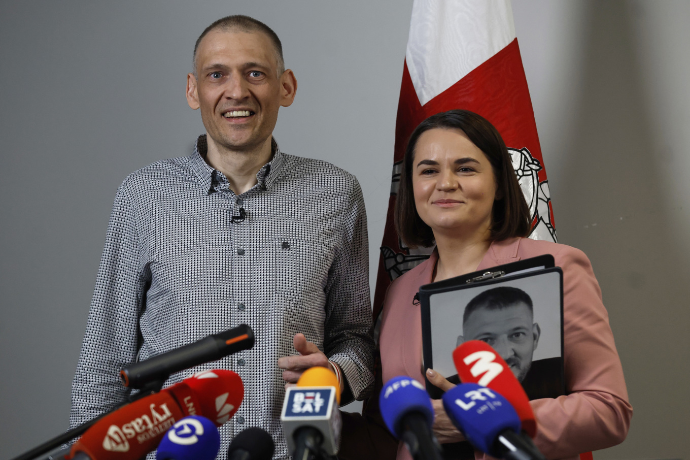 Tidigare fängslade oppositionsledaren Sergej Tichanovskij och hans fru, belarusiska oppositionsledaren i exil, Svetlana Tichanovskaja. Foto: Mindaugas Kulbis/AP/TT