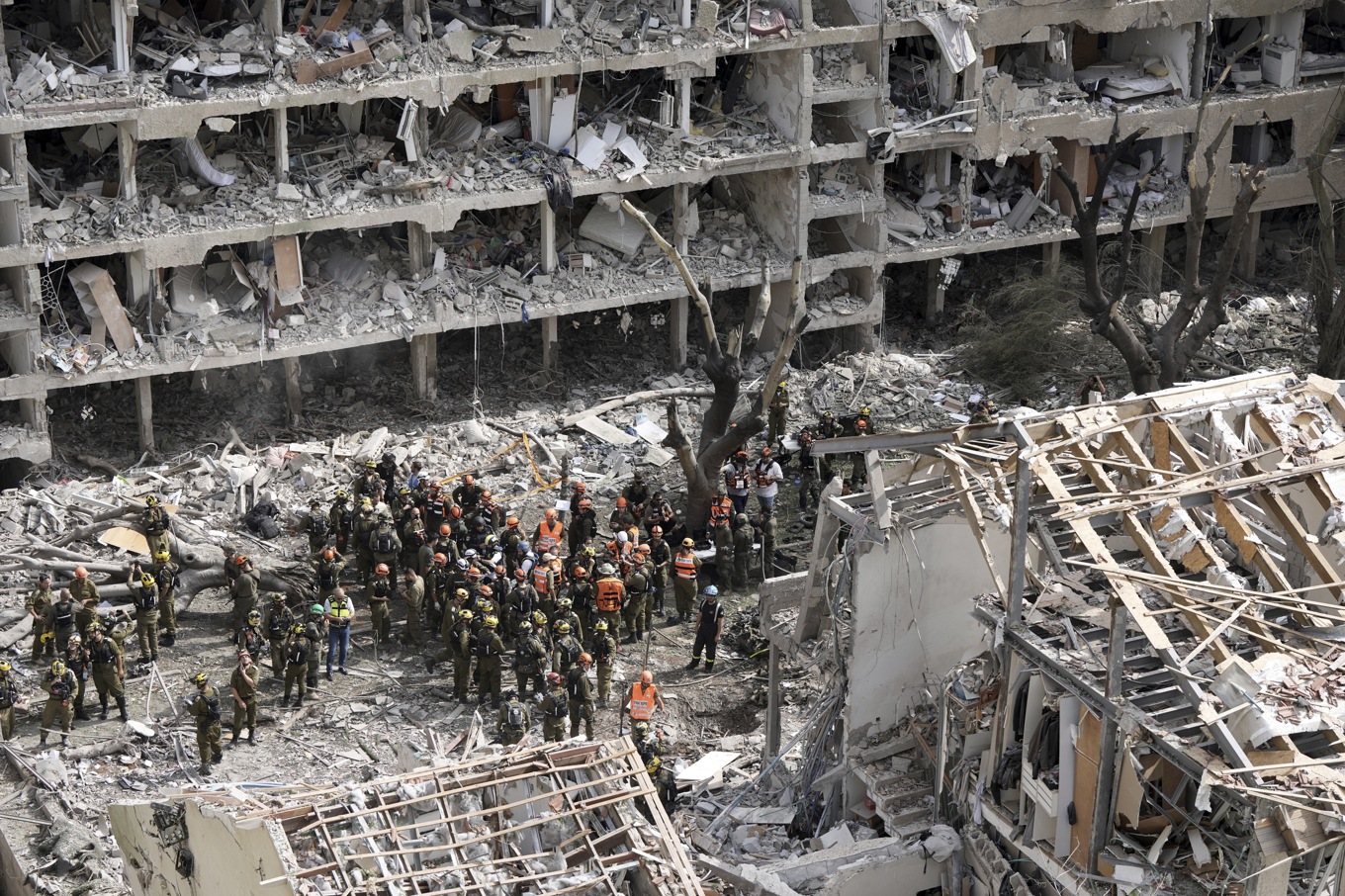 Stora materiella skador i Tel Aviv efter iranska robotattacker. Foto: Oded Balilty/AP/TT