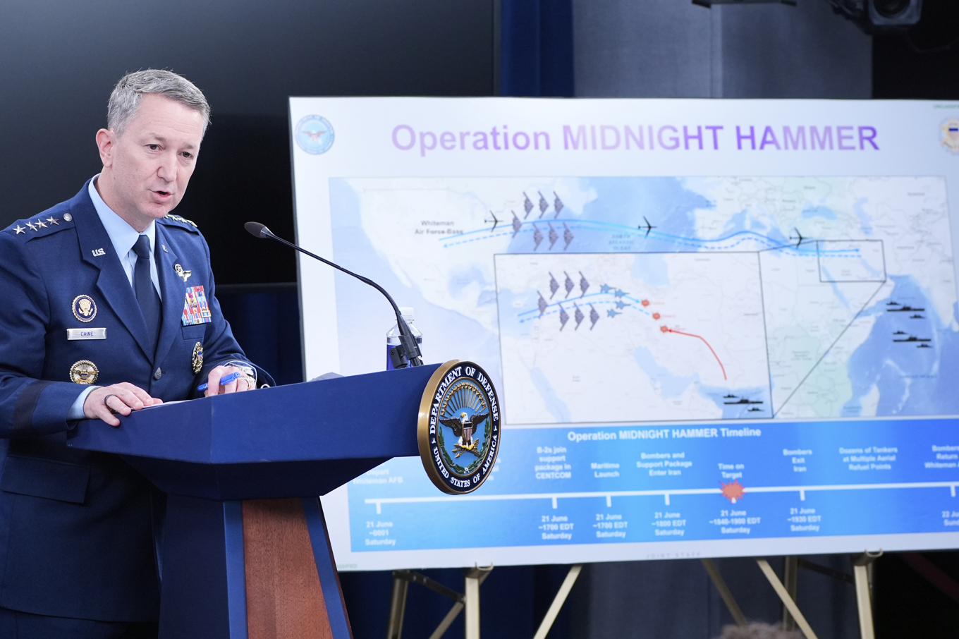 USA:s toppgeneral Dan Caine framför en redovisning för attacken, som gick under namnet "Midnight hammer". Foto: Alex Brandon/AP/TT