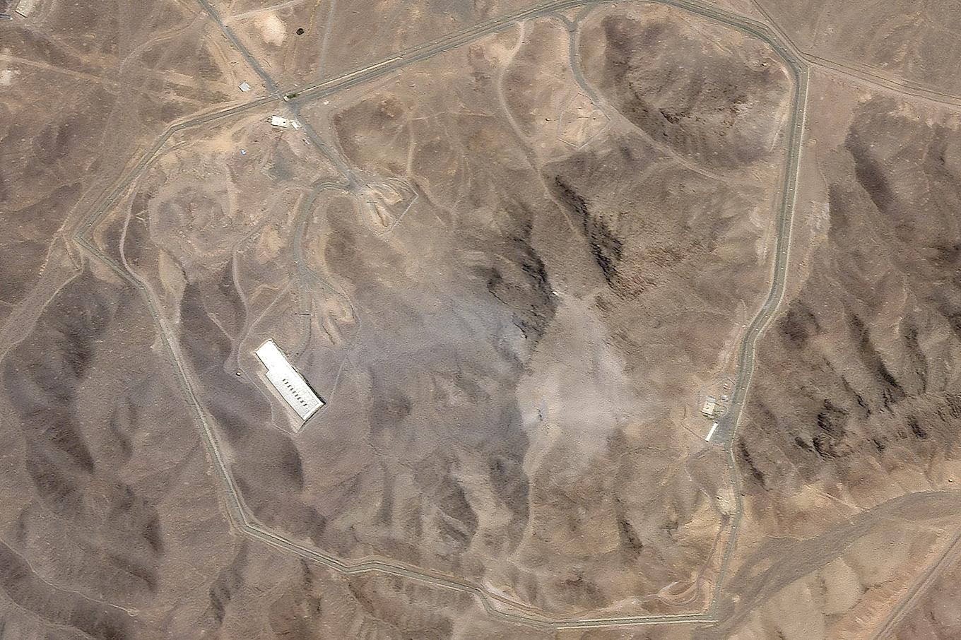 Satellitbilder från Planet Labs PBC visar anläggningen Fordo efter USA:s attacker. Foto: Planet Labs PBC/AP/TT