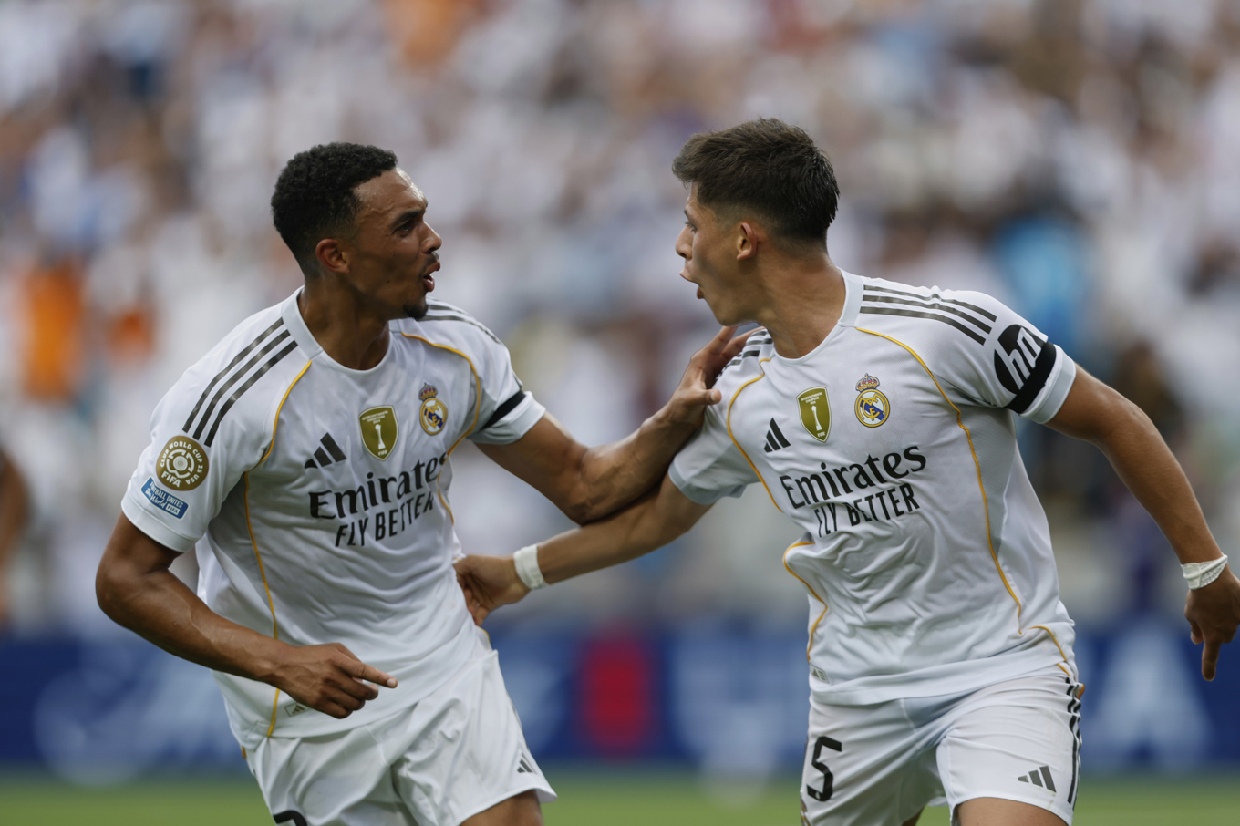 Arda Güler och nyförvärvet Trent Alexander-Arnold firar Real Madrids 2–0-mål mot Pachuca. Foto: Nell Redmond/AP/TT