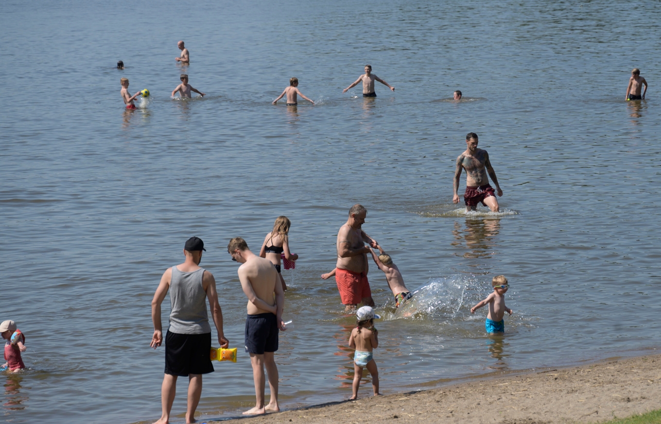 Att torka badkläderna efter bad är ett bra sätt att minska spridningen av invasiva arter. Foto: Fredrik Sandberg/TT
