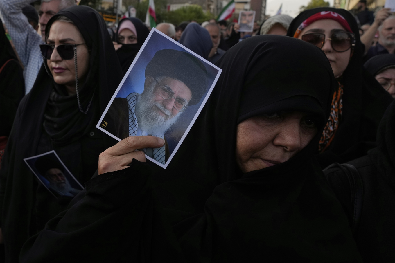 Irans högste ledare Ali Khamenei på porträtt som hålls ut vid en demonstration i Teheran på söndagen. Foto: Vahid Salemi/AP/TT