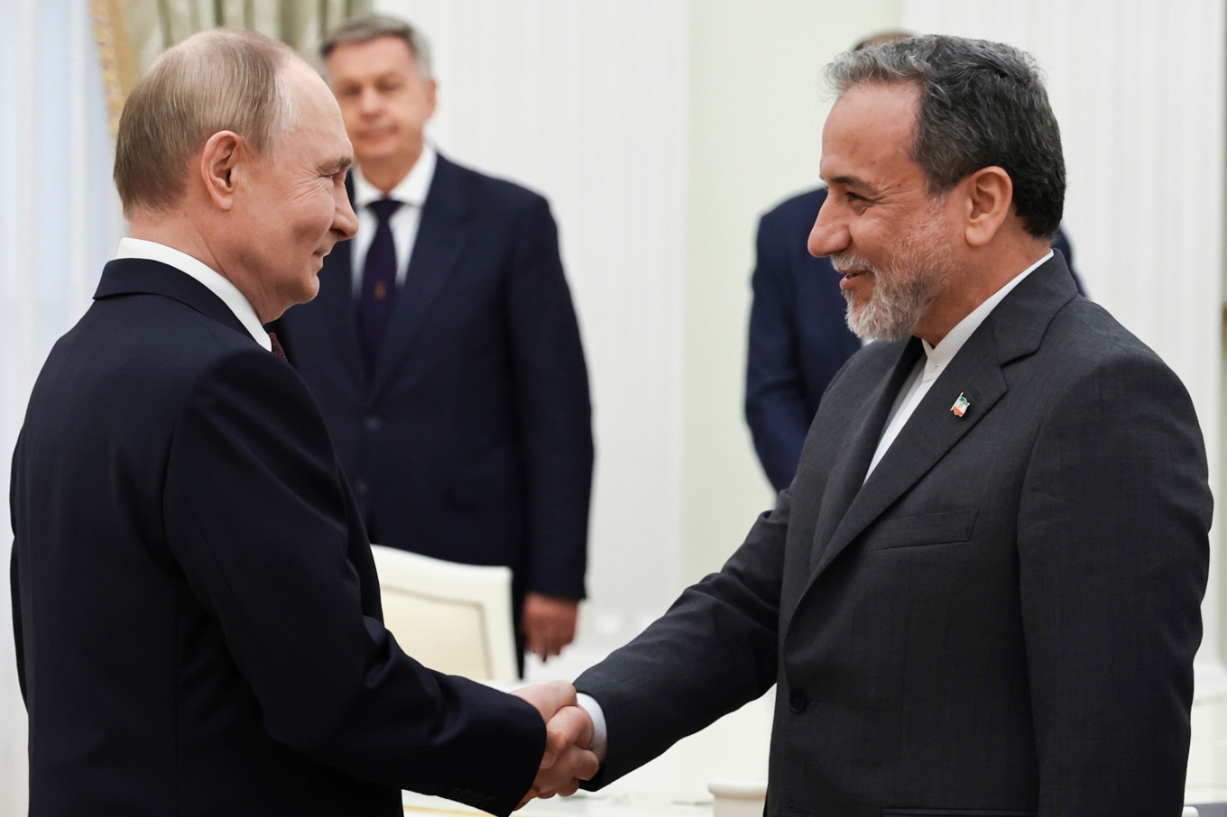 Rysslands president Vladimir Putin skakar hand med Irans utrikesminister Abbas Araghchi. Foto: Alexander Kazakov/Kreml via AP/TT