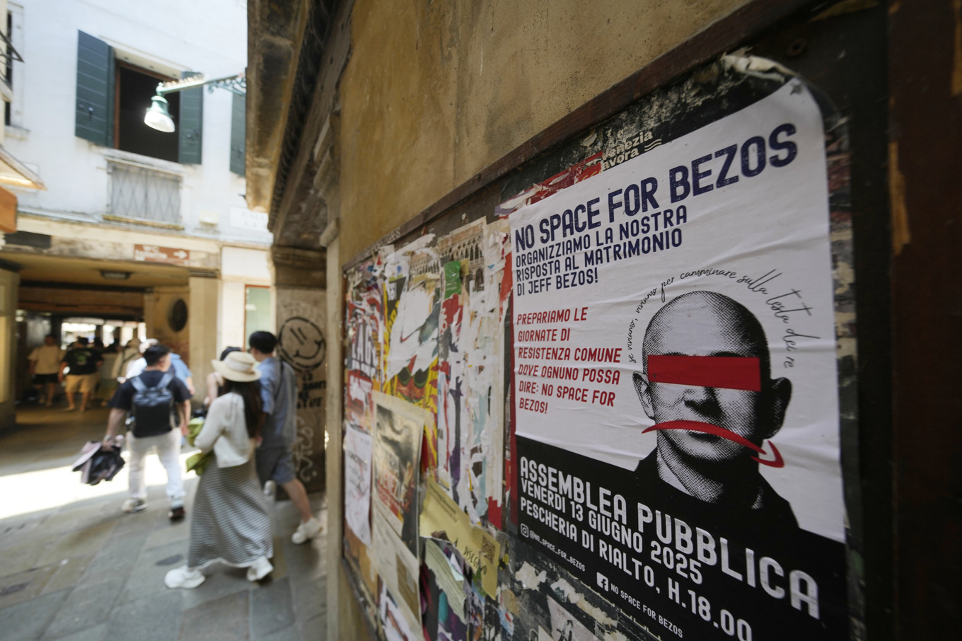 Amazongrundaren Jeff Bezos stundande bröllop i Venedig möts av protester från lokalbefolkningen. Foto: Luca Bruno/AP/TT