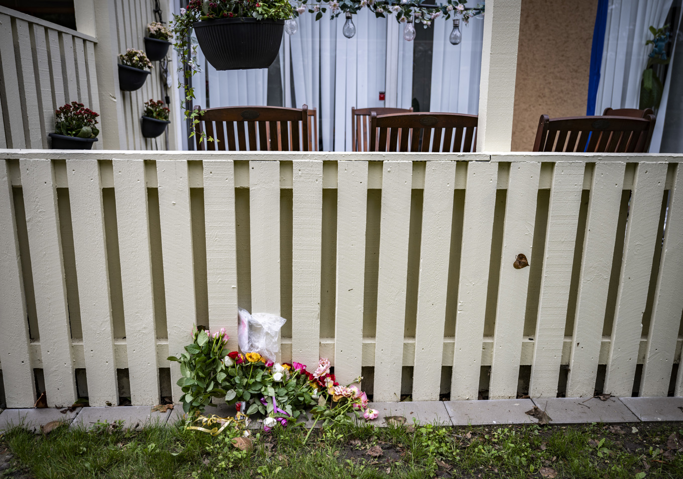 Blommor utanför den lägenhet i Malmö där en man i 50-årsåldern sköts till döds i oktober 2024. Arkivbild. Foto: Johan Nilsson/TT