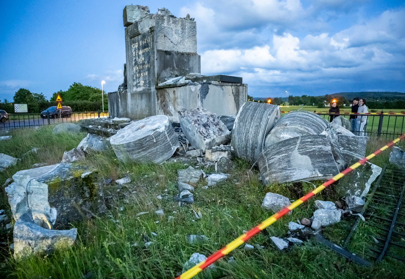 Det totalförstörda monumentet i bitar. Foto: Johan Nilsson/TT
