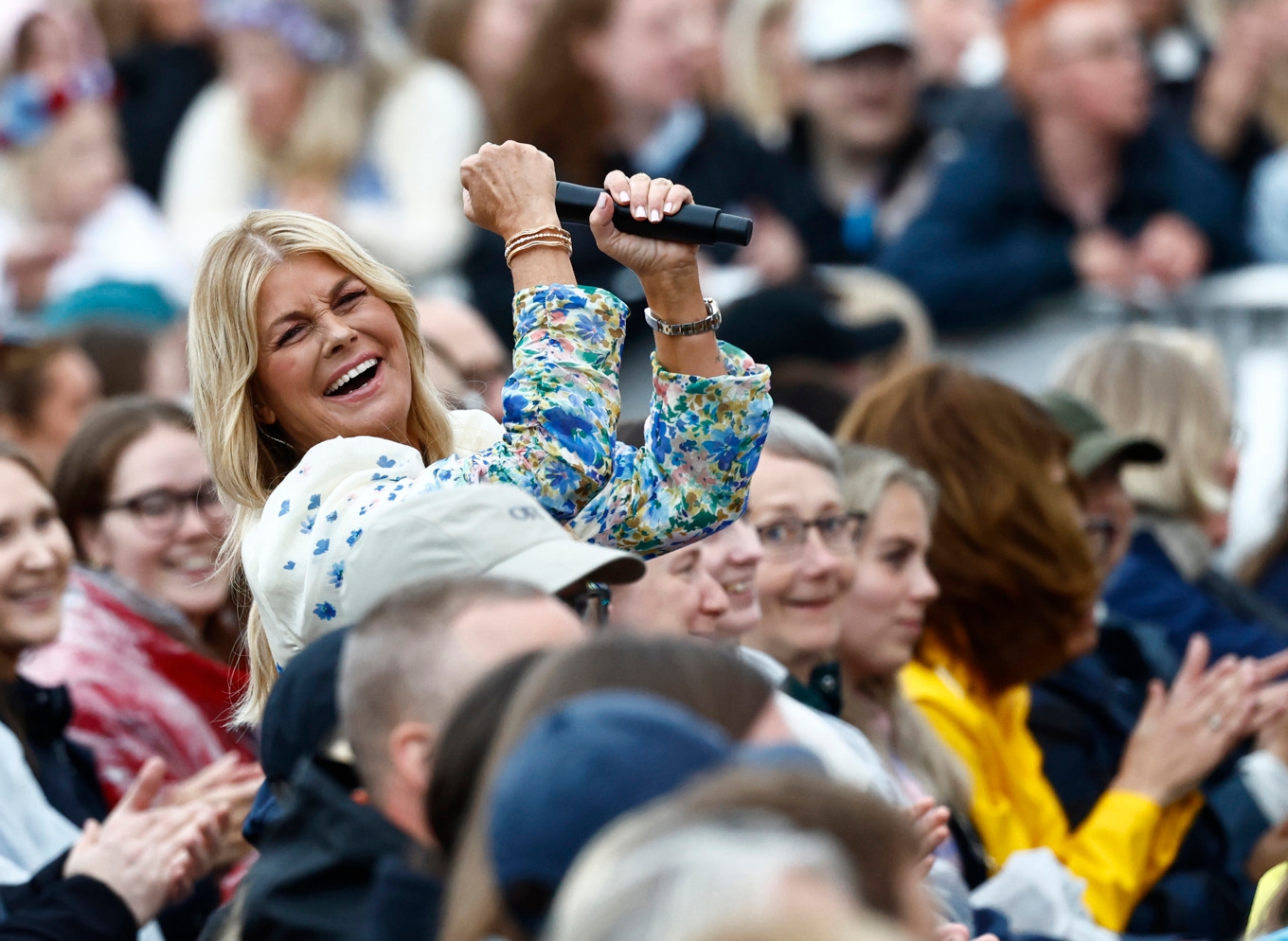 Pernilla Wahlgren välkomnade tv-tittarna och publiken till säsongens första Allsång på Skansen. Foto: Stefan Jerrevång/TT
